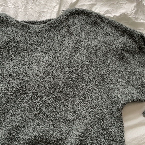 Green sweater - Picture 3 of 4